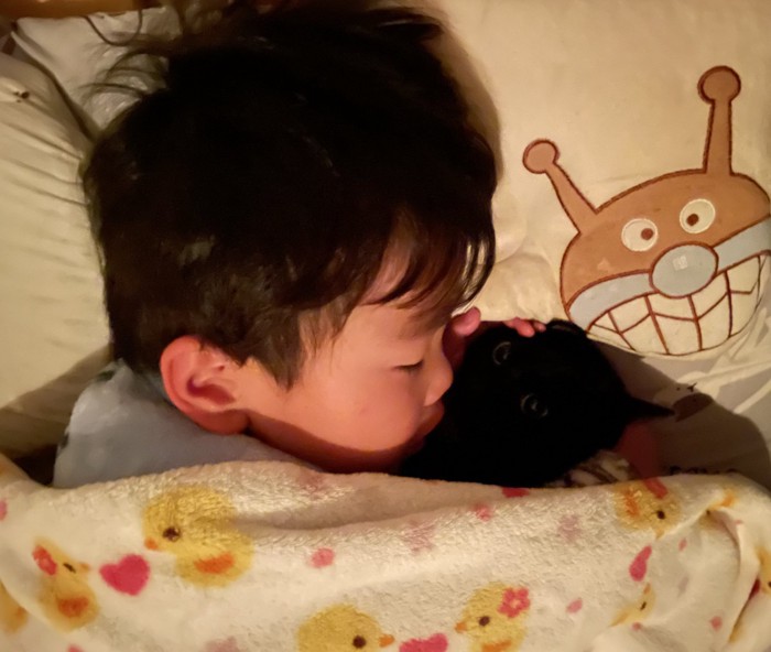 猫と寝る男の子