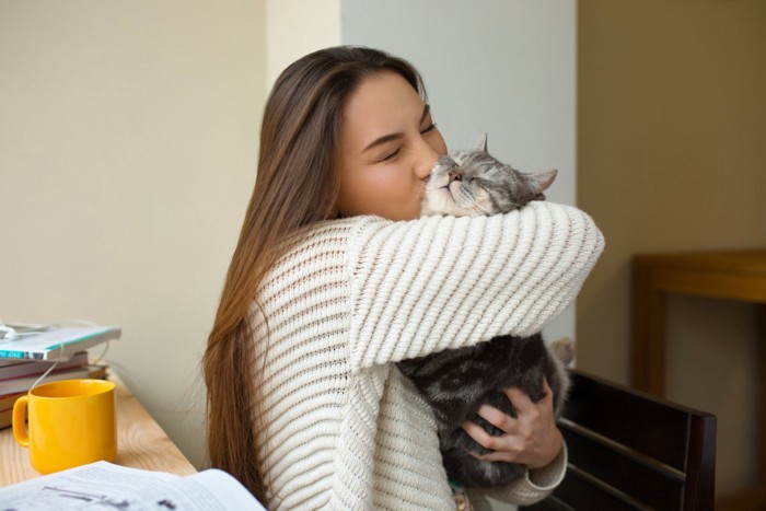 ほっぺにキスされる猫