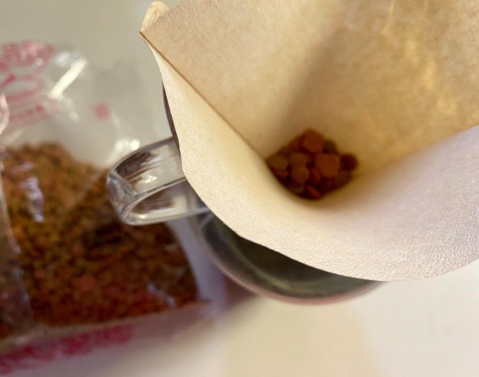 フィルターの中に猫の餌