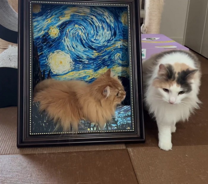 絵画と一体化する猫と歩く猫