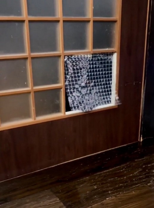 取り付けられた透明シート