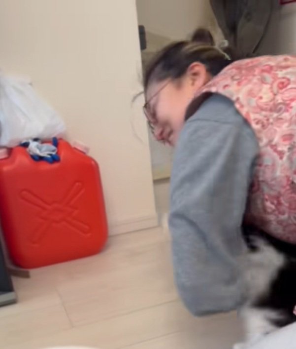 抱きしめられるオレオくん