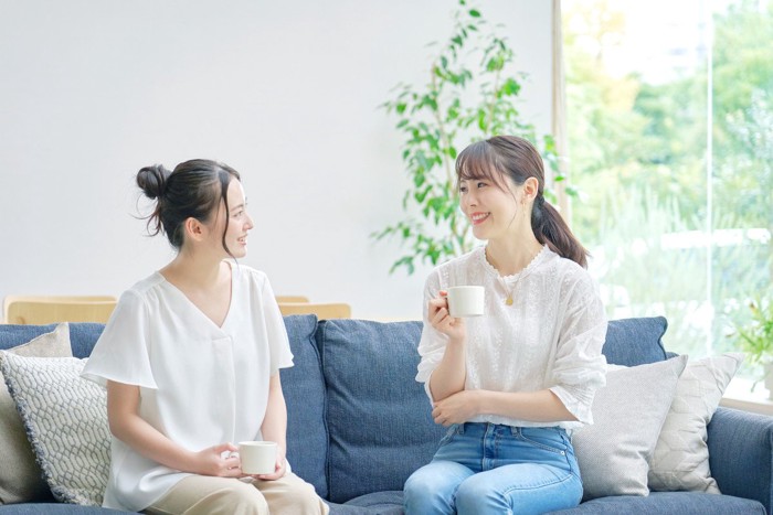 ソファーに座る2人