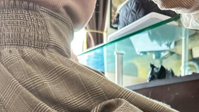 室内にいる女性