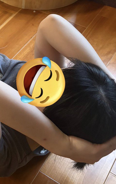 頭の後ろに手を置く女性