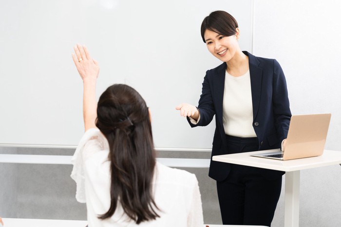 セミナーで質問をする女性