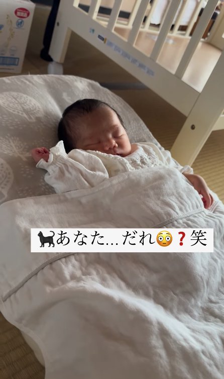 白い布団で寝ている新生児「あなた…だれ？笑」