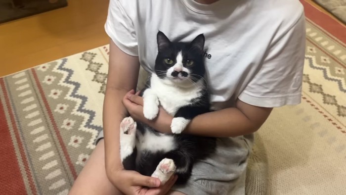 抱きかかえられて