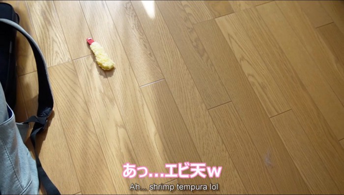 床に落ちているエビ天の形をしたおもちゃ