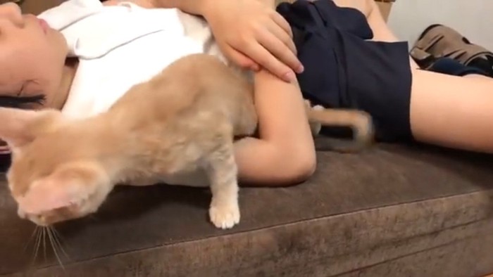 腕から抜け出して