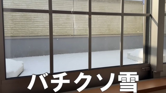 雪が積もるベランダ