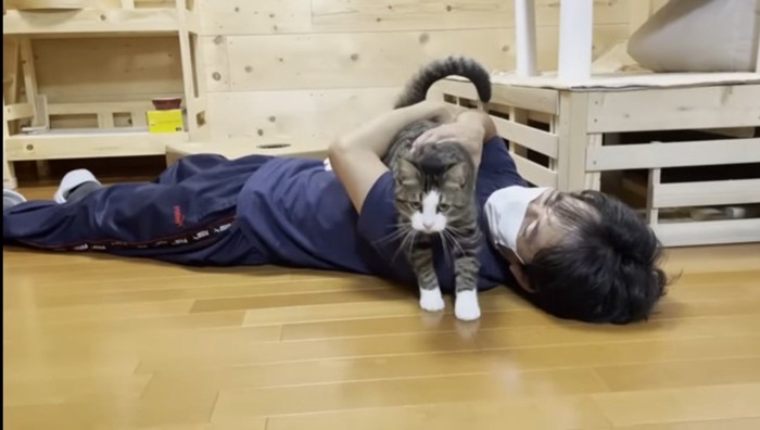 引き止めるパパさん