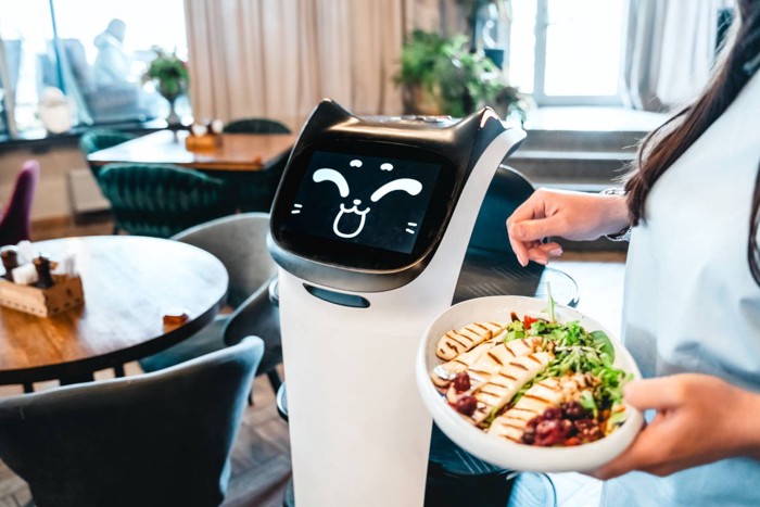 レストランで働くロボット猫