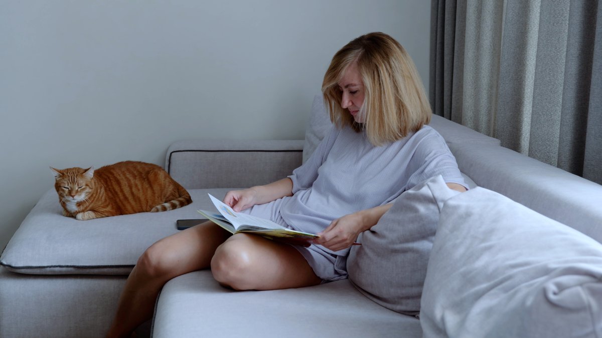 本を読む女性と猫