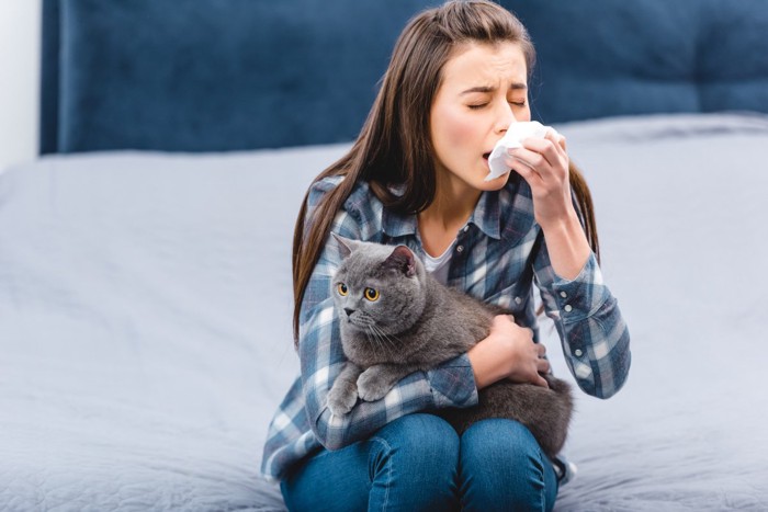 猫アレルギーの女性と猫