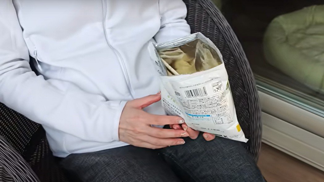 ポテトチップスを食べる人