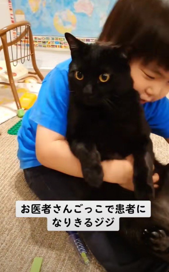 お医者さんごっこ中のジジくんと弟くん