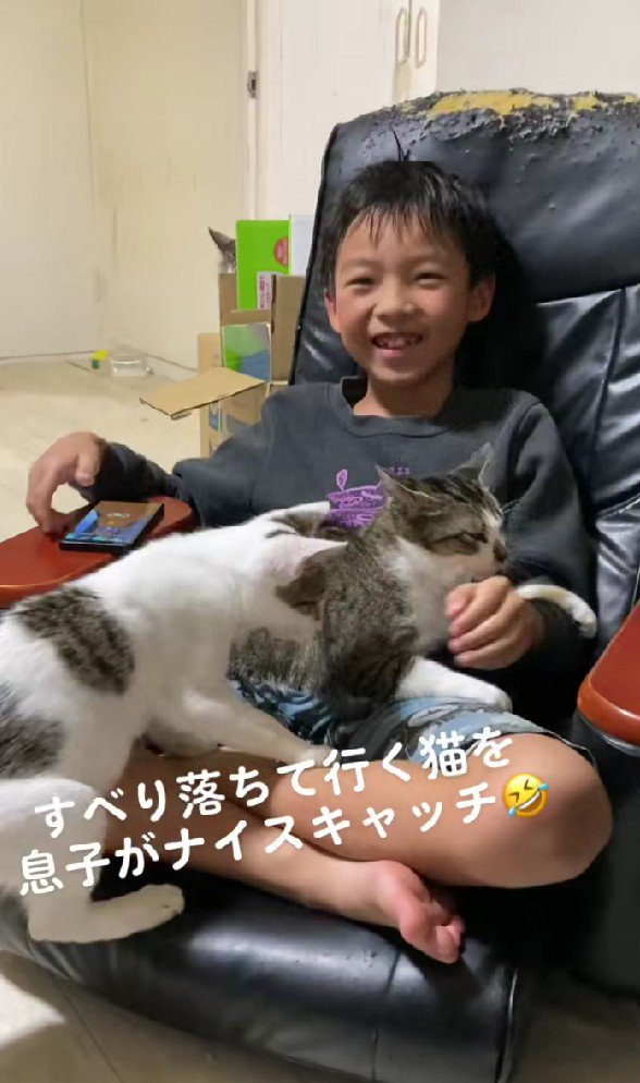 猫を膝にのせている男の子