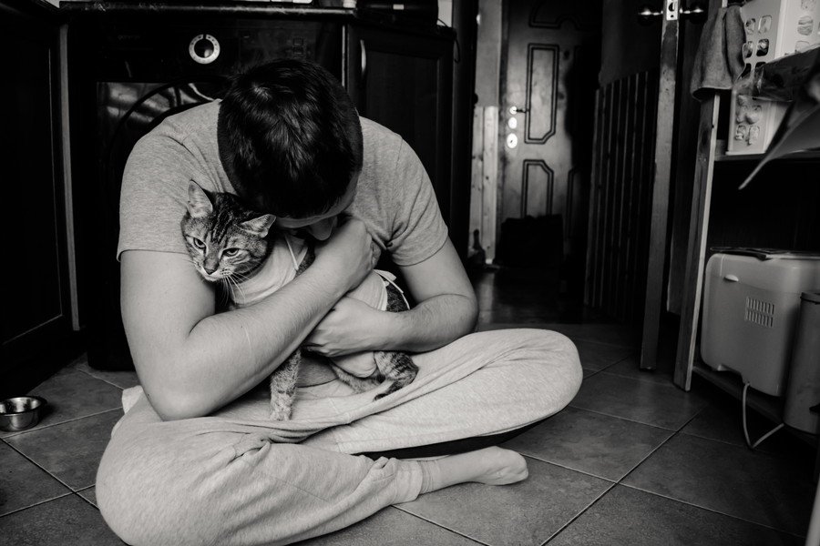 猫を抱く男性