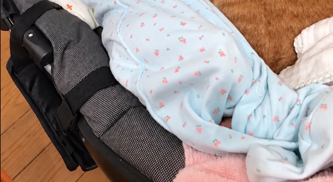 スウィングチェアに横になる赤ちゃん