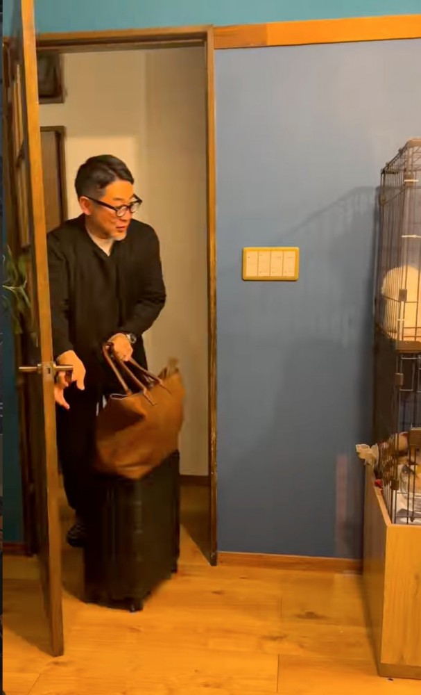 驚く男性
