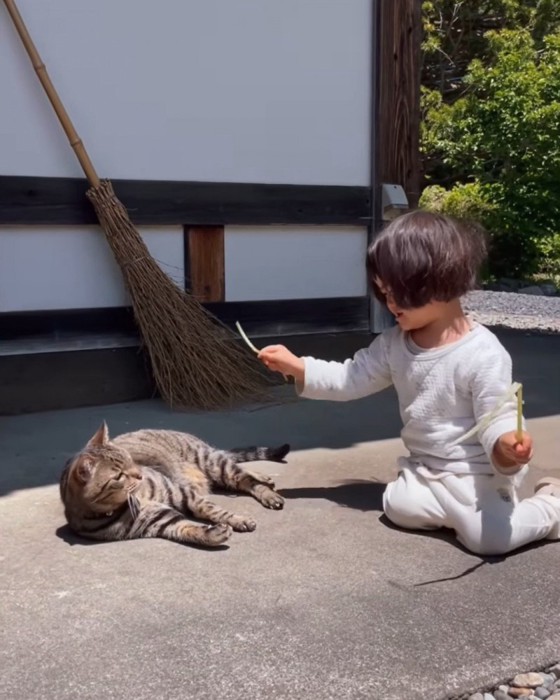 フキを見せる子ども