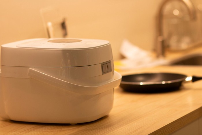 キッチンに置かれた炊飯器