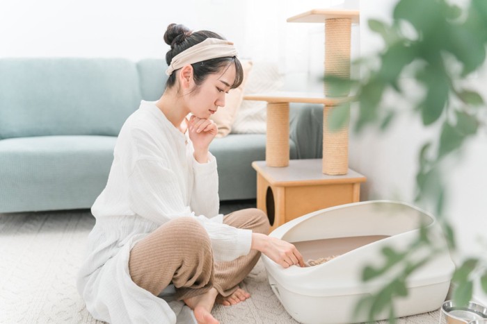 トイレ掃除する女性