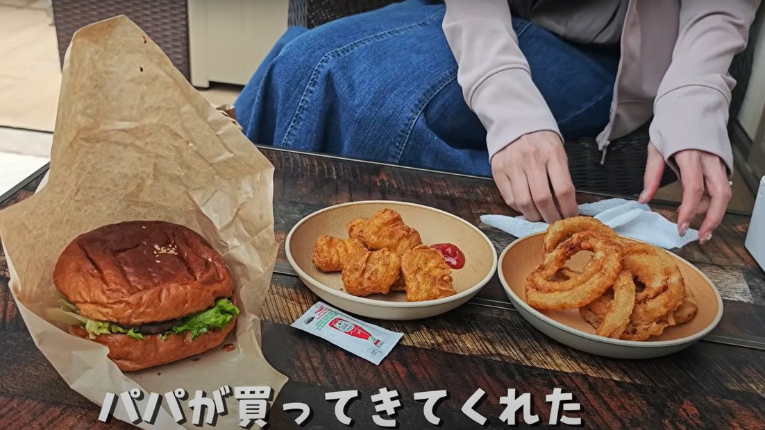 ハンバーガーとナゲットとオニオンリング