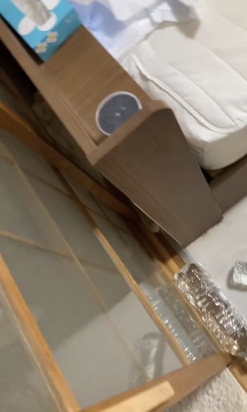 ガラス戸の近くにあるベッドのヘッドボード