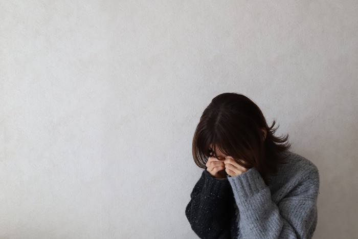泣いている女性