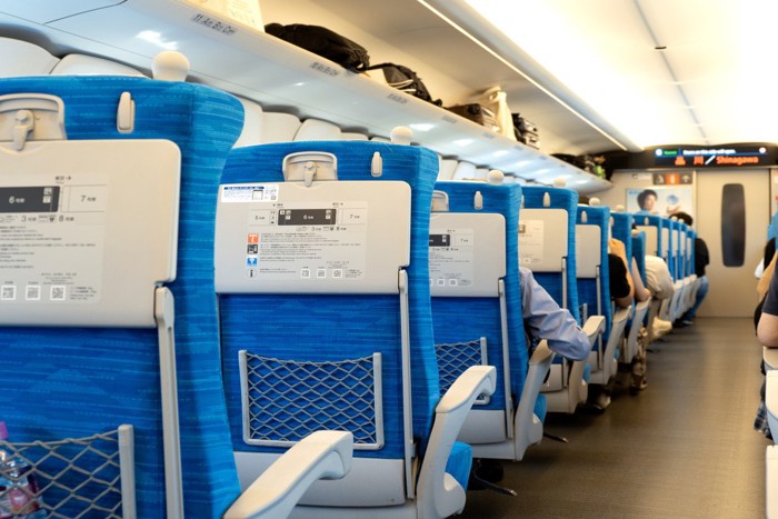 新幹線の車内