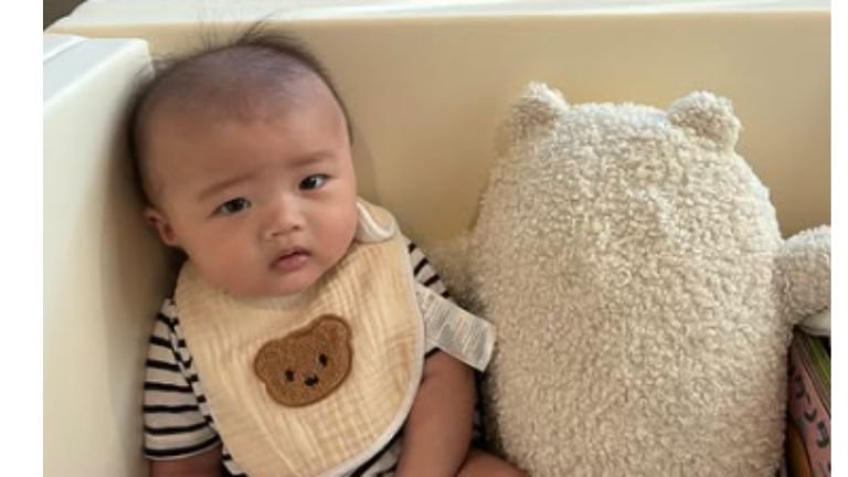 ソファーにいる赤ちゃん
