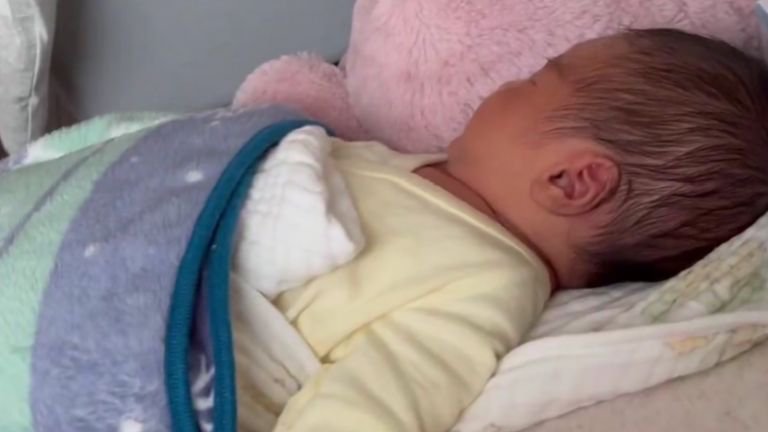 眠っている赤ちゃん