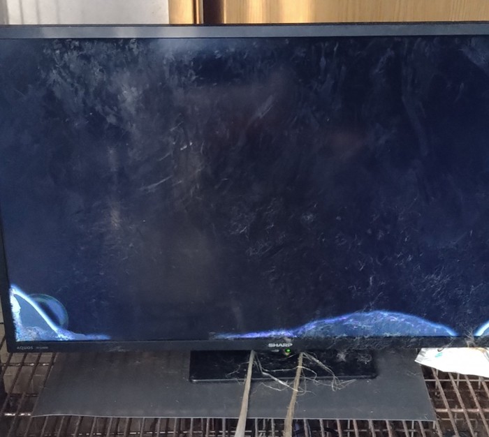 猫たちに壊されたテレビ