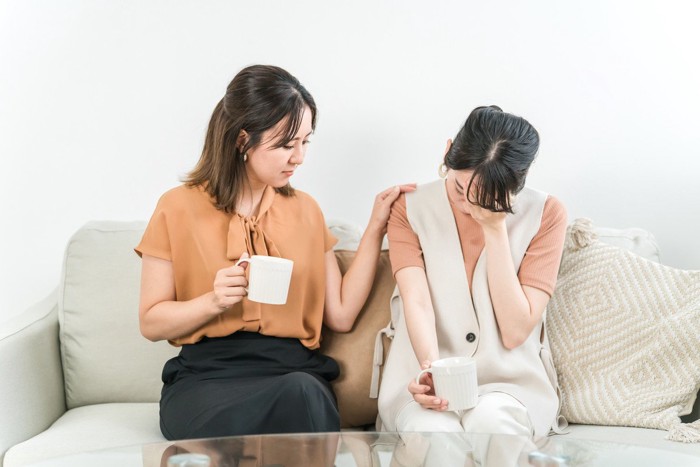 泣く女性を励ます女性