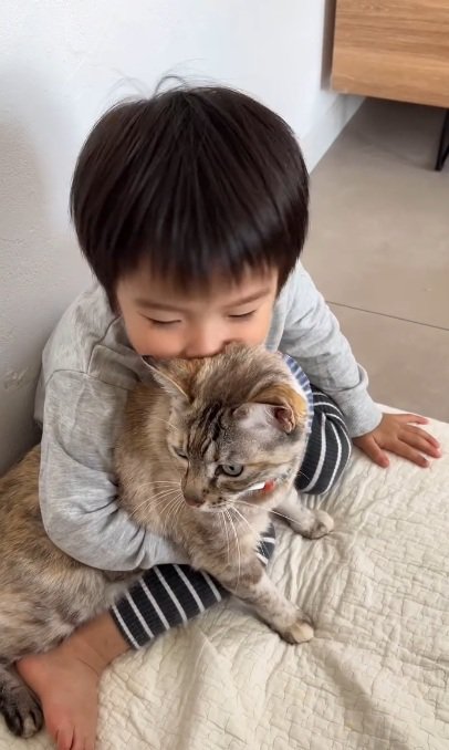 猫吸いをする子供