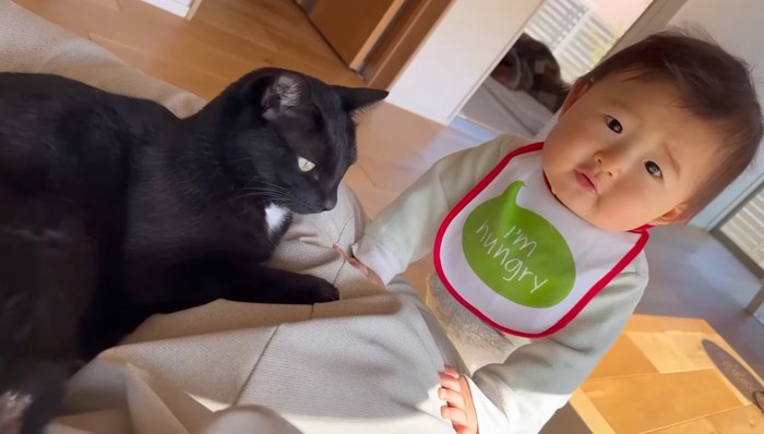 こちらを向く赤ちゃん