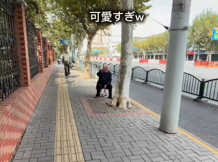 笑顔で手を振るお爺さん