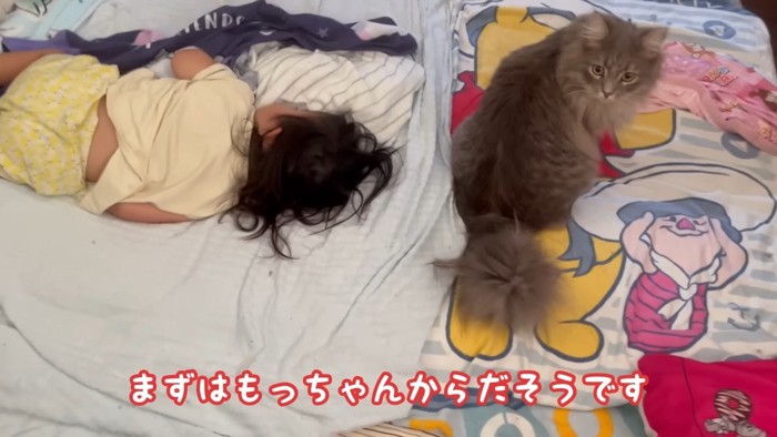 お布団に座って