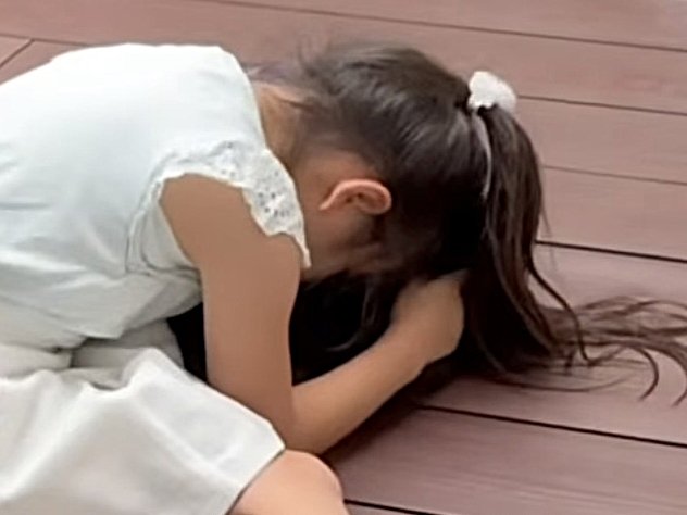 猫を抱く姉のアップ