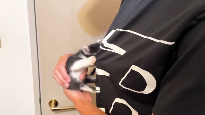 服を引っ張って