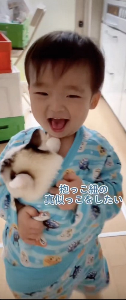 猫を抱っこできて嬉しそうな子供