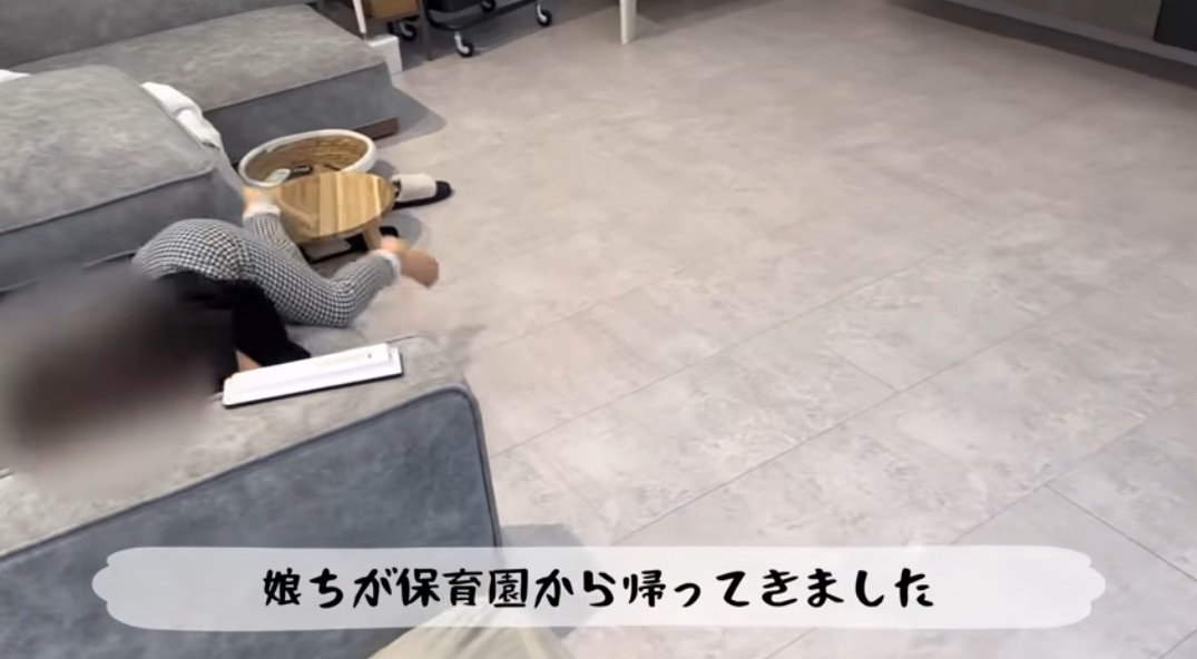 ソファーに寝転がる女の子