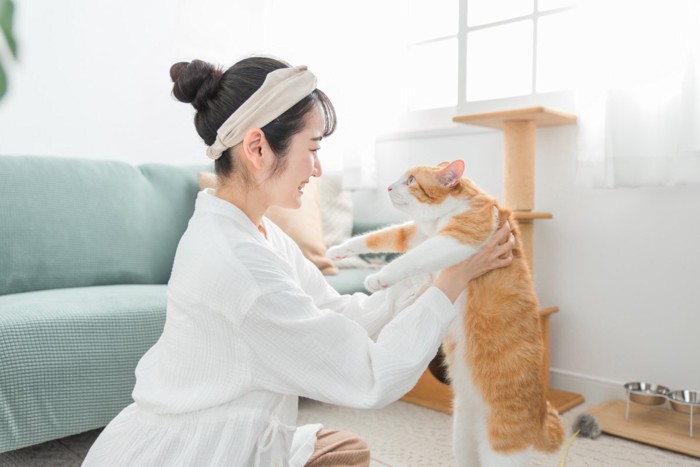 猫と触れ合う女性