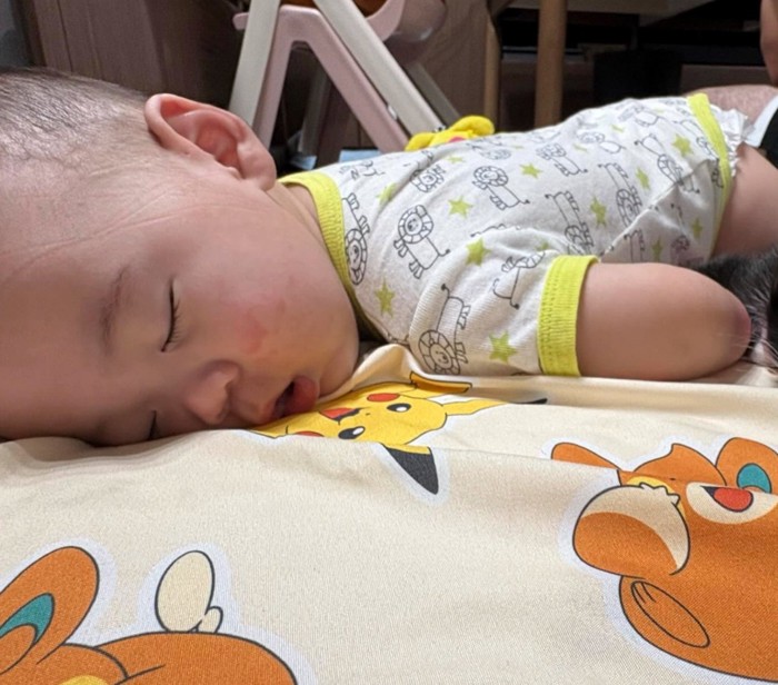 眠る赤ちゃん