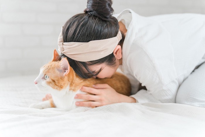 猫吸いをする女性