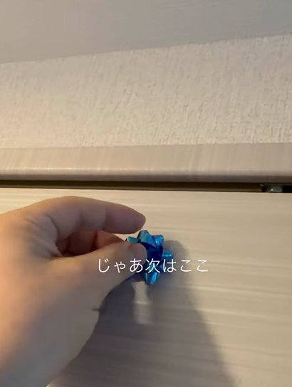 リボンを貼りつける人（じゃあ次はここ）
