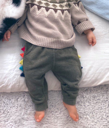 布団の上で眠っている赤ちゃん