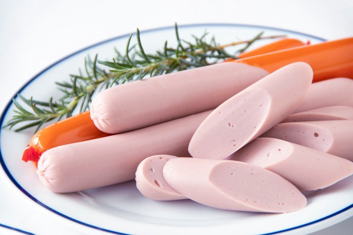 皿に盛った魚肉ソーセージ